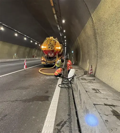 仁怀隧道排水渠清淤